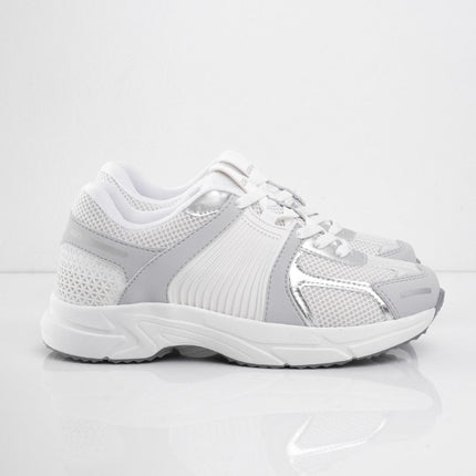 Tenis blancos con puntera gris y detalles plata