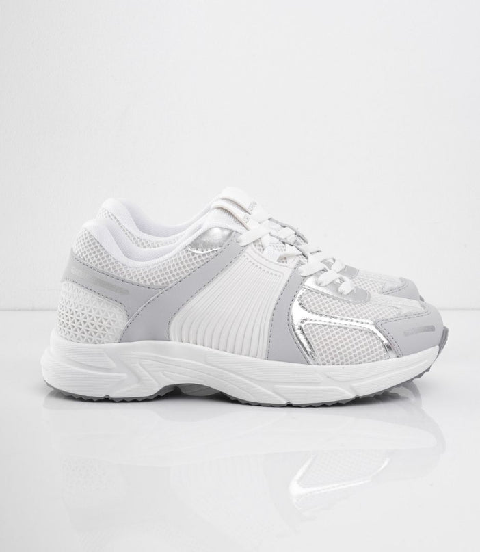 Tenis blancos con puntera gris y detalles plata