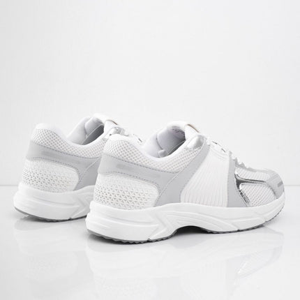 Tenis blancos con puntera gris y detalles plata