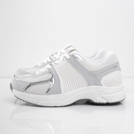 Tenis blancos con puntera gris y detalles plata