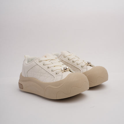 Tenis blancos con taupe y suela gruesa