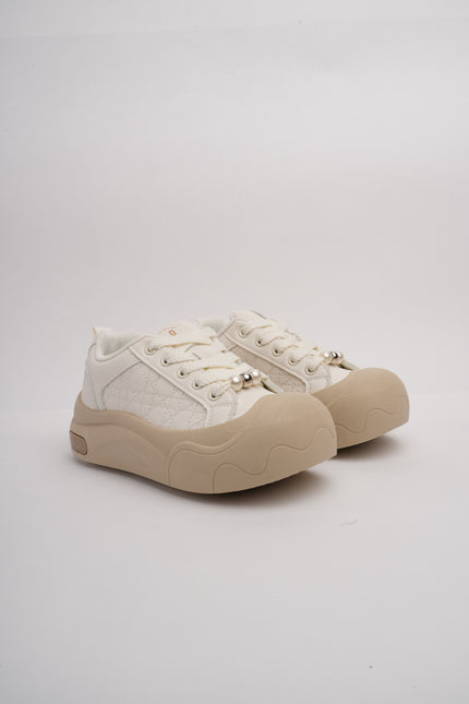 Tenis blancos con taupe y suela gruesa