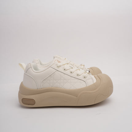 Tenis blancos con taupe y suela gruesa