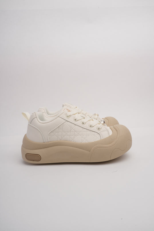Tenis blancos con taupe y suela gruesa