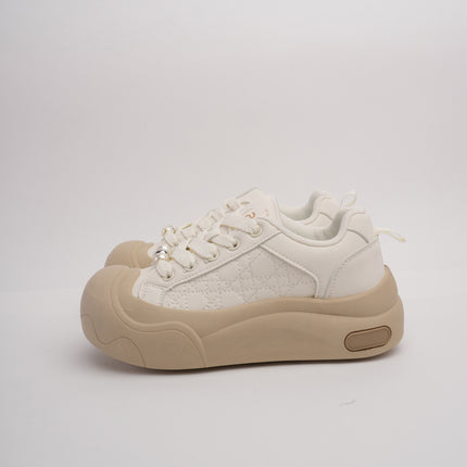 Tenis blancos con taupe y suela gruesa