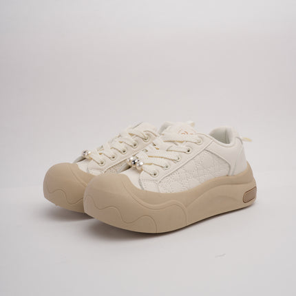 Tenis blancos con taupe y suela gruesa