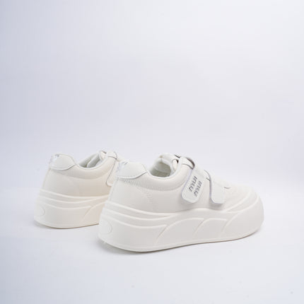 Tenis blancos con velcro