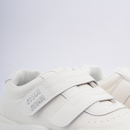 Tenis blancos con velcro