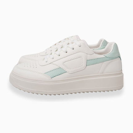Tenis blancos con verde claro básicos