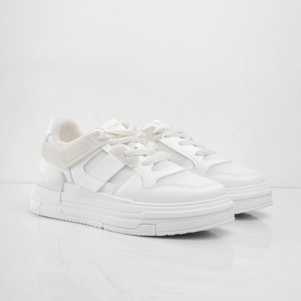 Tenis blancos plataforma con accesorios y apliques