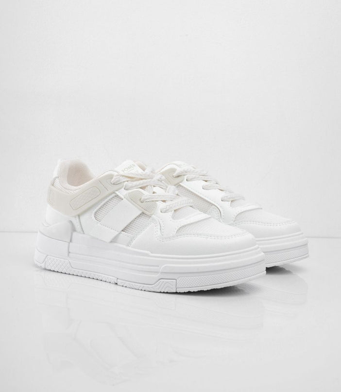 Tenis blancos plataforma con accesorios y apliques