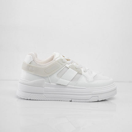 Tenis blancos plataforma con accesorios y apliques