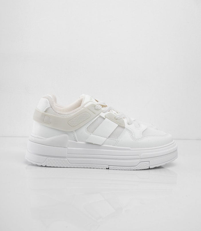 Tenis blancos plataforma con accesorios y apliques