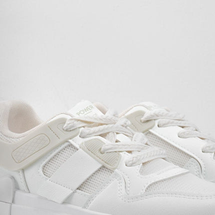 Tenis blancos plataforma con accesorios y apliques