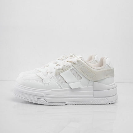 Tenis blancos plataforma con accesorios y apliques