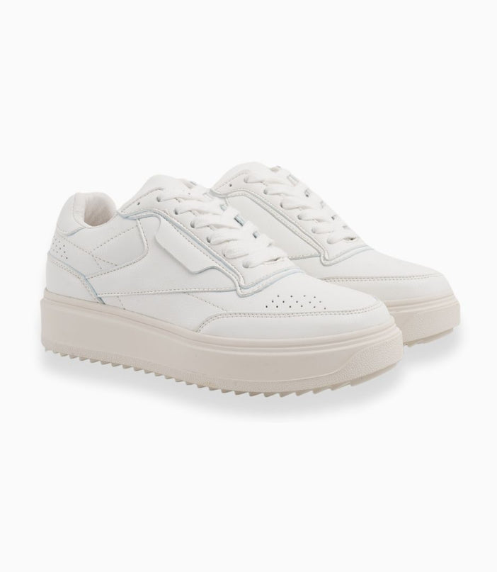 Tenis blancos versátiles