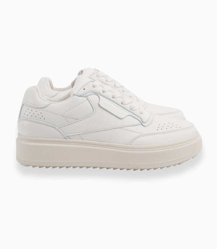 Tenis blancos versátiles