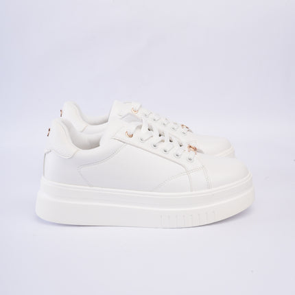 Tenis blancos x plataforma y aplique