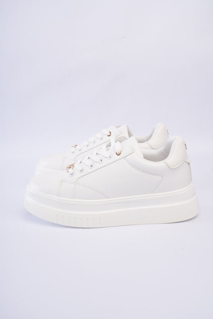 Tenis blancos x plataforma y aplique
