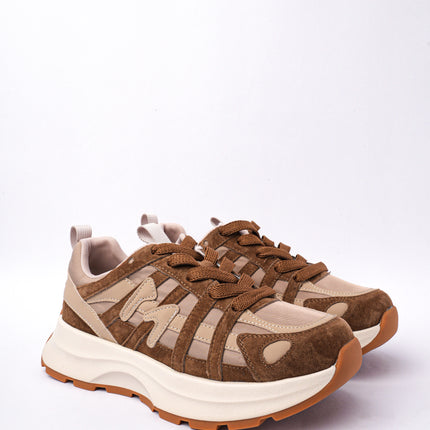 Tenis café con beige y diseño líneas