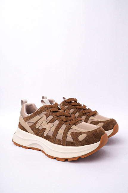 Tenis café con beige y diseño líneas