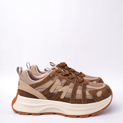 Tenis café con beige y diseño líneas