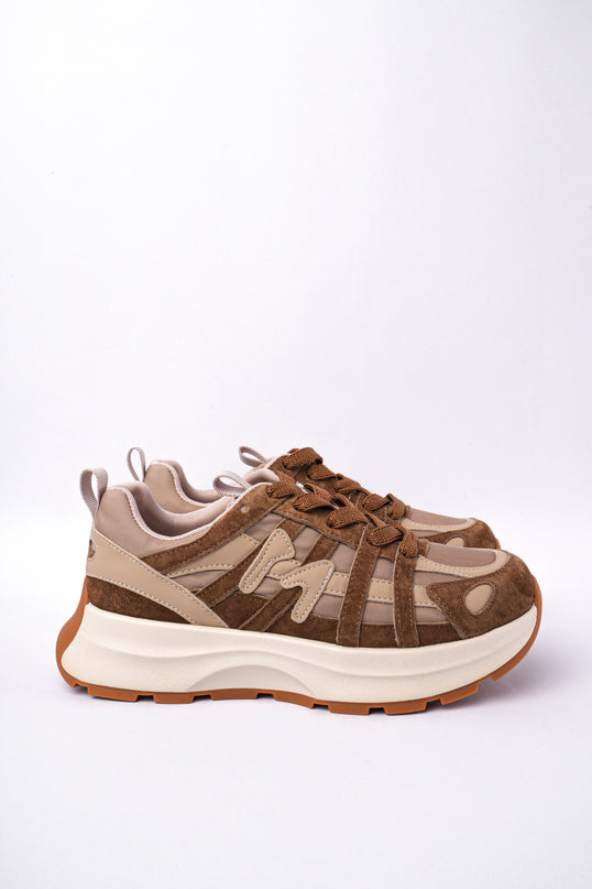 Tenis café con beige y diseño líneas