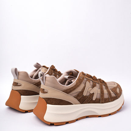 Tenis café con beige y diseño líneas