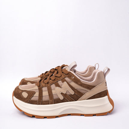 Tenis café con beige y diseño líneas