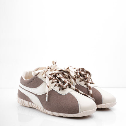 Tenis café planos con estampado