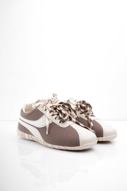 Tenis café planos con estampado