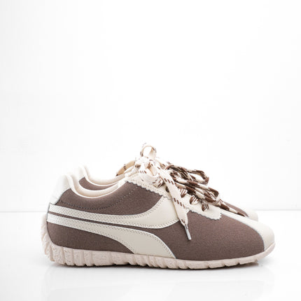 Tenis café planos con estampado