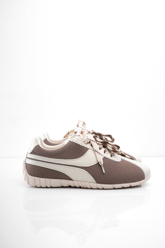 Tenis café planos con estampado