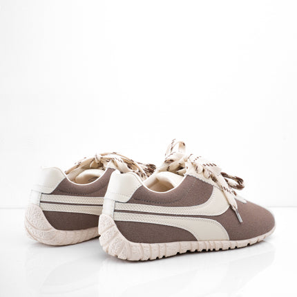 Tenis café planos con estampado