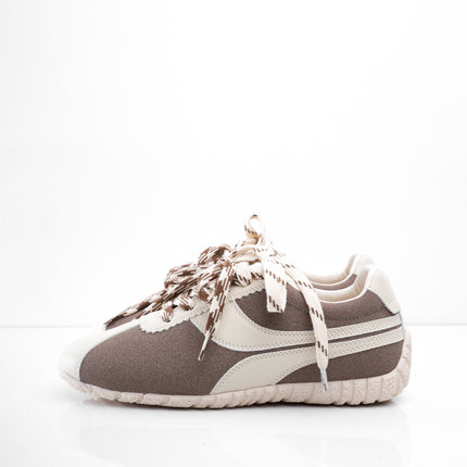 Tenis café planos con estampado