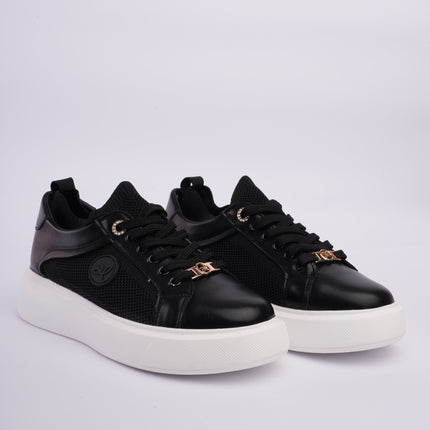 Tenis casuales negros con detalles metálicos y diseño en malla