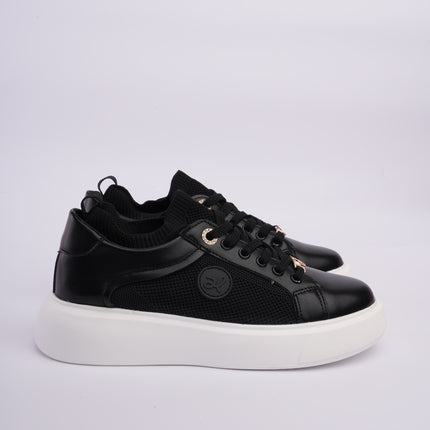Tenis casuales negros con detalles metálicos y diseño en malla