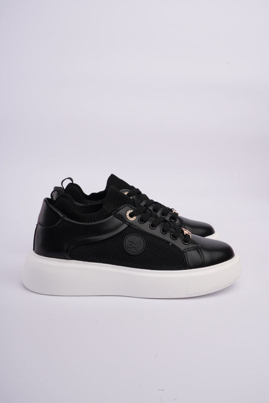 Tenis casuales negros con detalles metálicos y diseño en malla