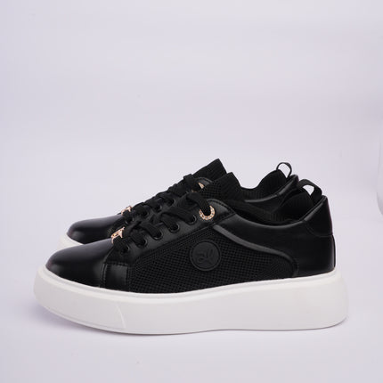 Tenis casuales negros con detalles metálicos y diseño en malla