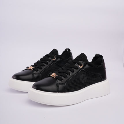 Tenis casuales negros con detalles metálicos y diseño en malla