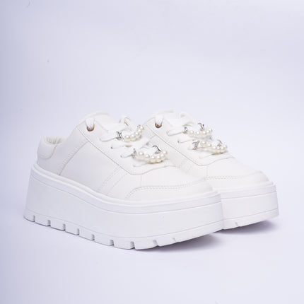 Tenis chunky blancos con adorno de perlas