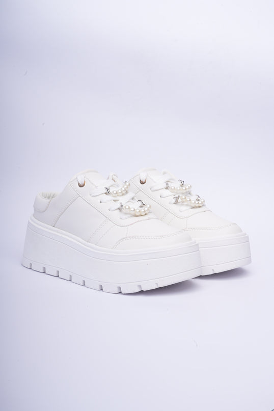Tenis chunky blancos con adorno de perlas