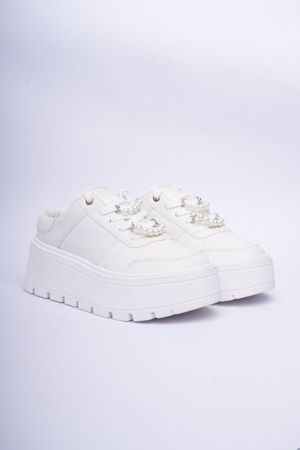 Tenis chunky blancos con adorno de perlas