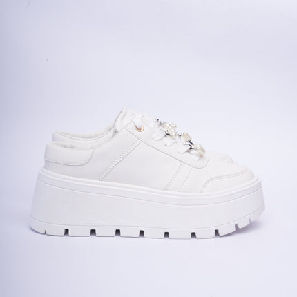 Tenis chunky blancos con adorno de perlas