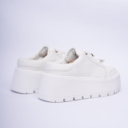 Tenis chunky blancos con adorno de perlas