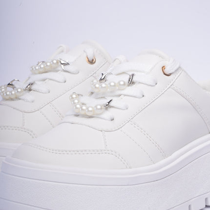 Tenis chunky blancos con adorno de perlas