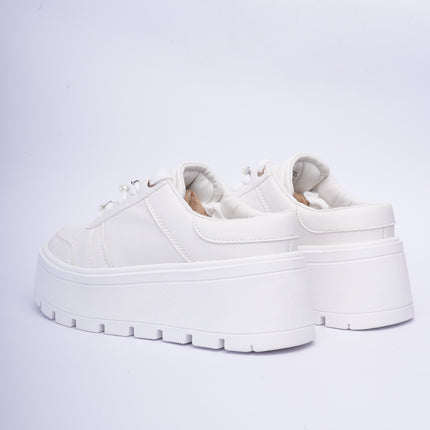 Tenis chunky blancos con adorno de perlas