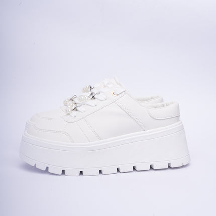 Tenis chunky blancos con adorno de perlas