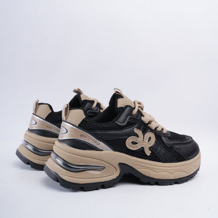 Tenis chunky negros con detalles beige