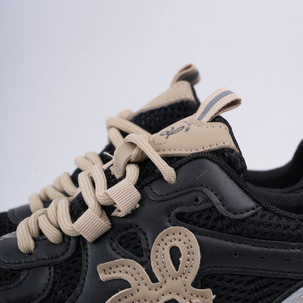 Tenis chunky negros con detalles beige